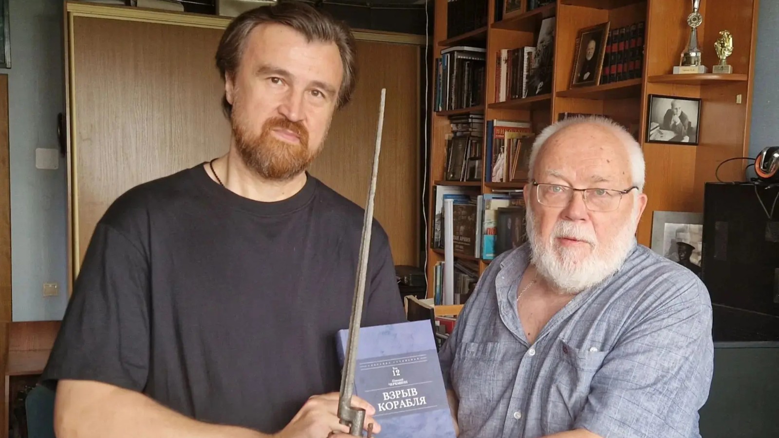 Председатель экспертного совета Международного литературного конкурса «Русский ГлаголЪ» Алексей Шорохов встретился с писателем Николаем Черкашиным и получил в дар роман о легендарной 49-й дивизии