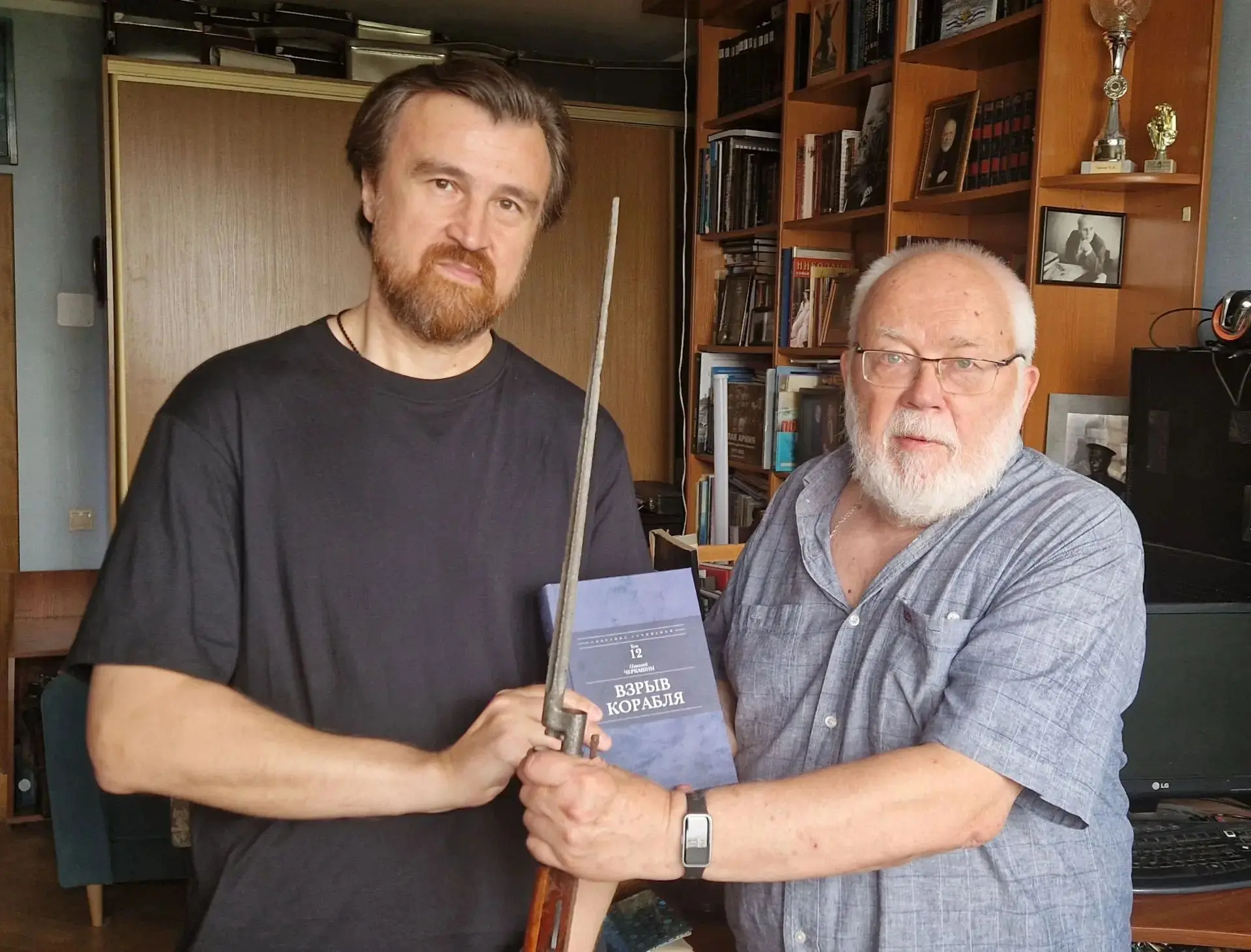 Председатель экспертного совета Международного литературного конкурса «Русский ГлаголЪ» Алексей Шорохов встретился с писателем Николаем Черкашиным и получил в дар роман о легендарной 49-й дивизии